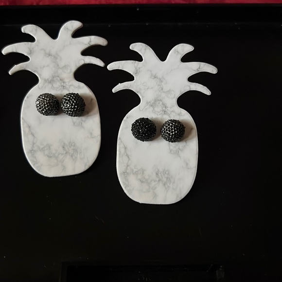 Earrings - Picture 1 of 3